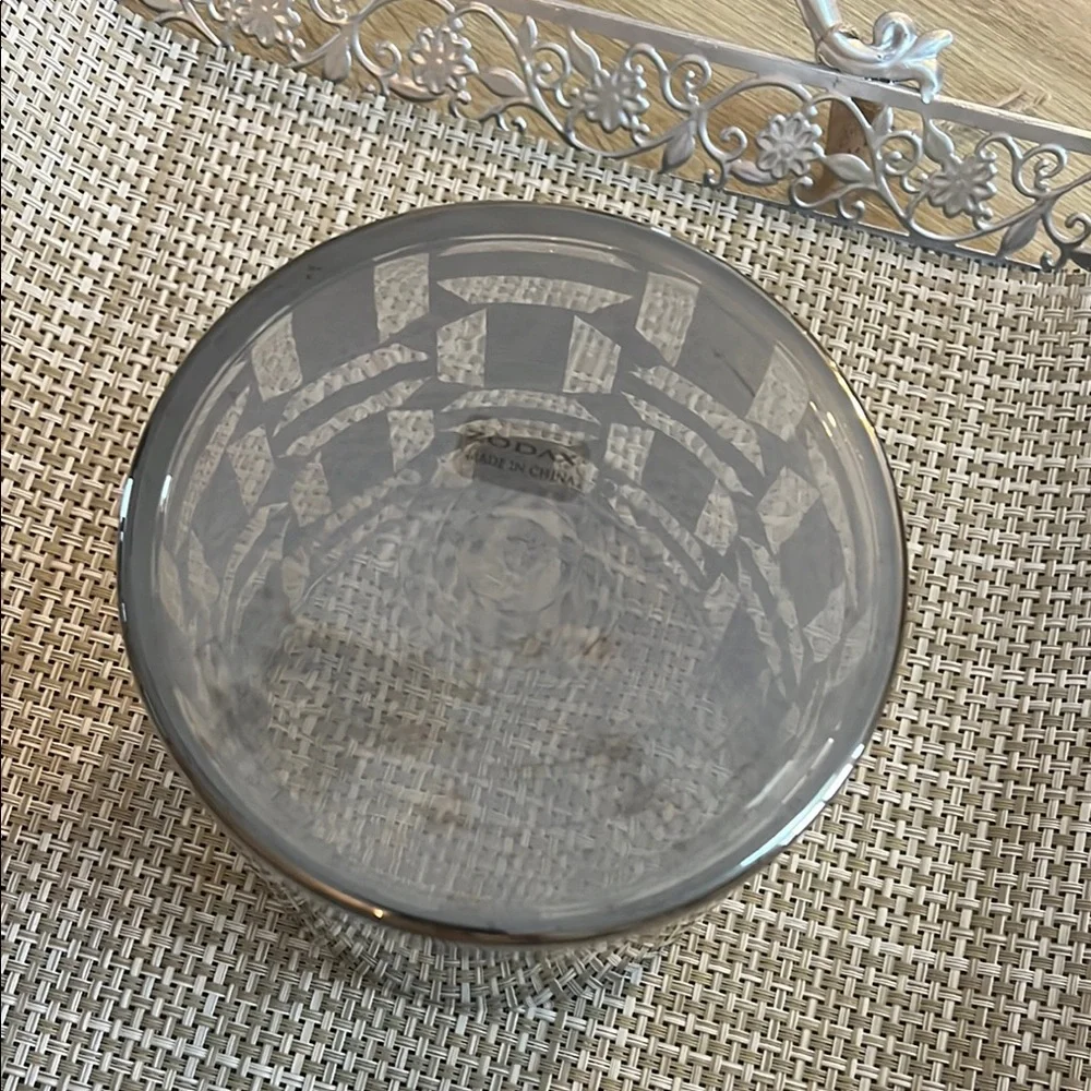 Zodax Elegant Smoky Glass Hurricane Vase/Candle Holder - Picture 3 of 6